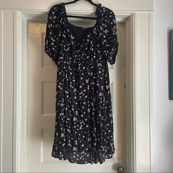 Torrid BLACK DITSY FLORAL CRINKLED GAUZE PUFF SLEEVE PEASANT DRESS 1x - Picture 2 of 9